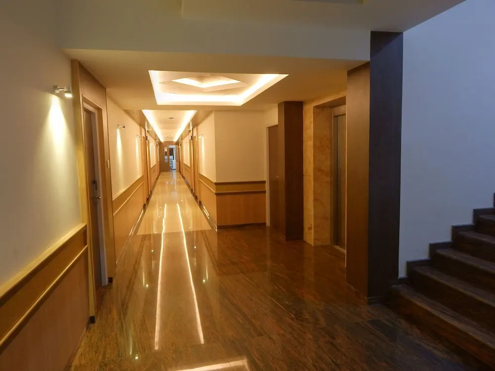 Hotel Aadhi