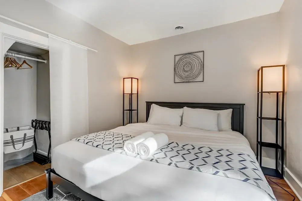 Downtown Getaway With Balcony King Beds