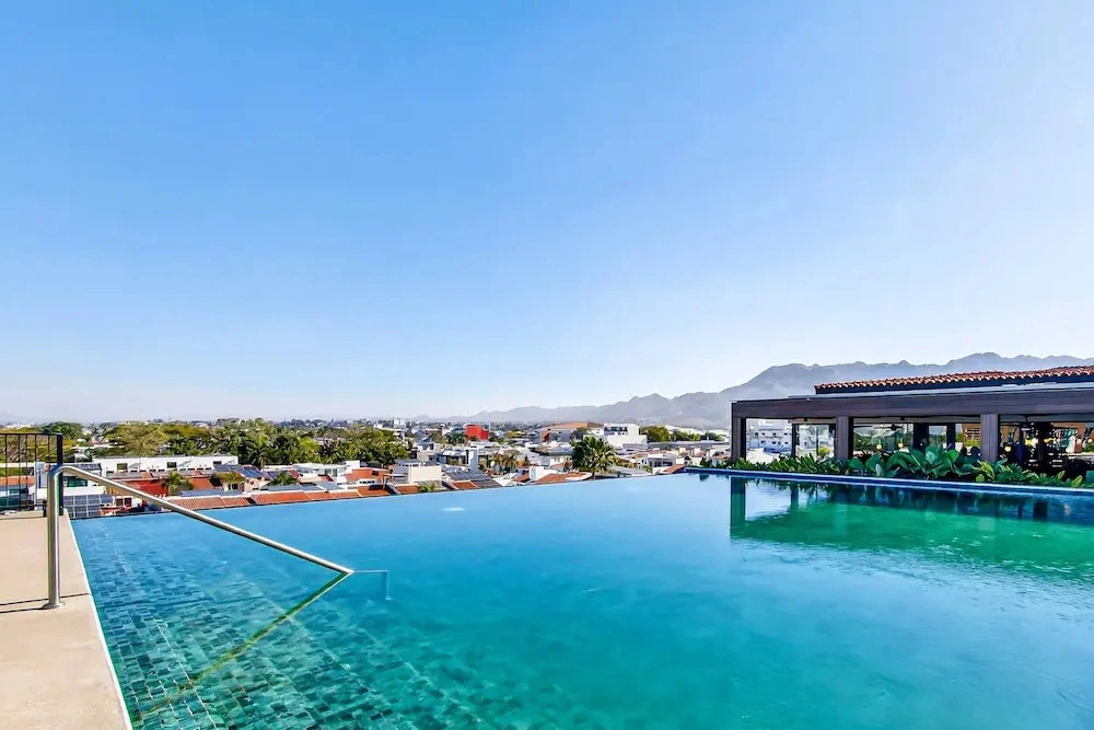 Modern Condo With Rooftop Pool, Balcony, gas Grill & gym Access