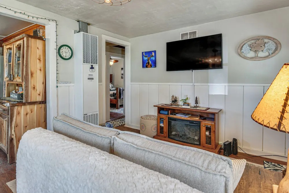 Family-friendly Cabin: Walk to Lake Access!