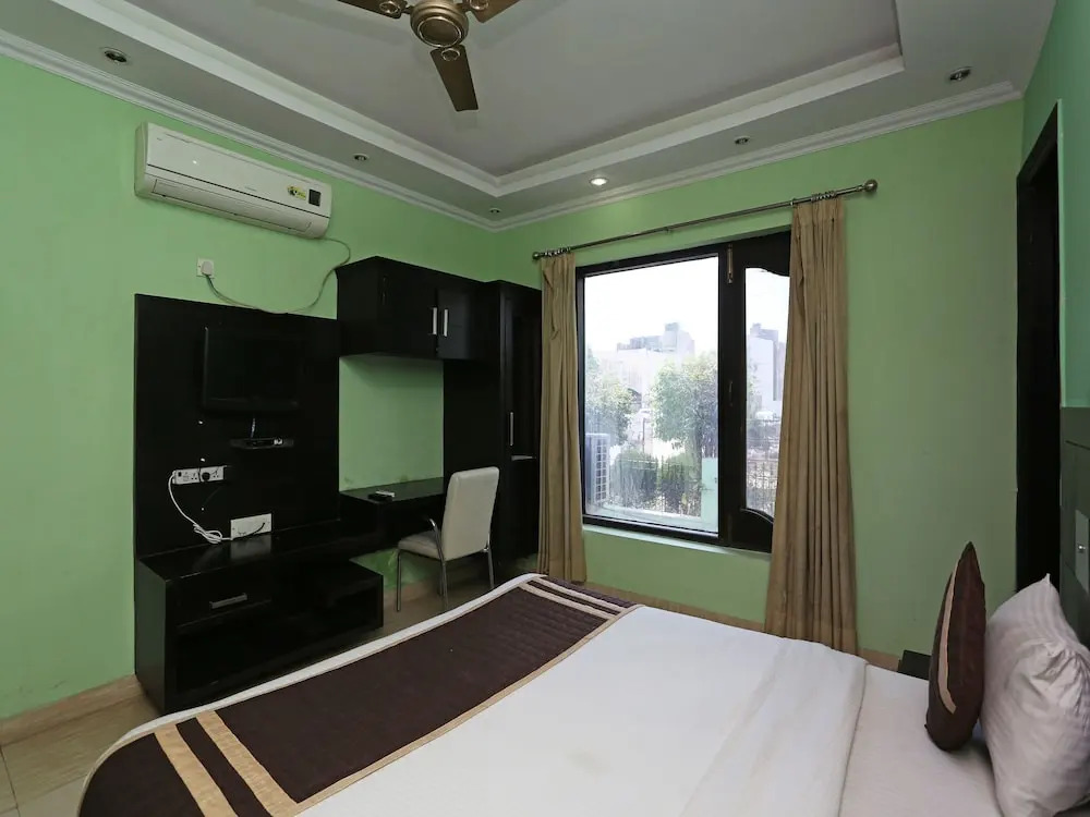 OYO 6895 Hotel Cybercity Rooms & Suites