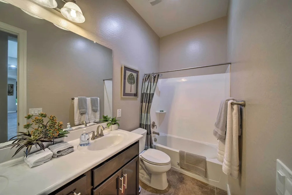 Hot Tub & Putting Green: Home in Surprise