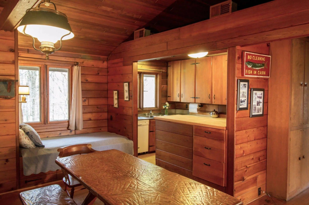 Four Mounds Inn