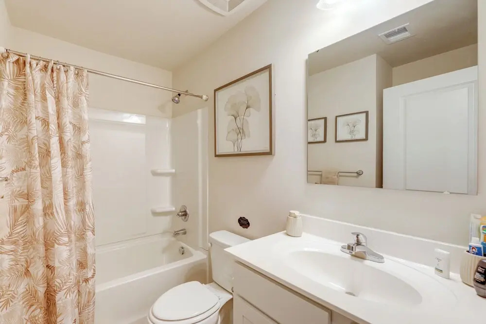 Sunlit Milford Townhome < 2 Mi to Riverwalk!