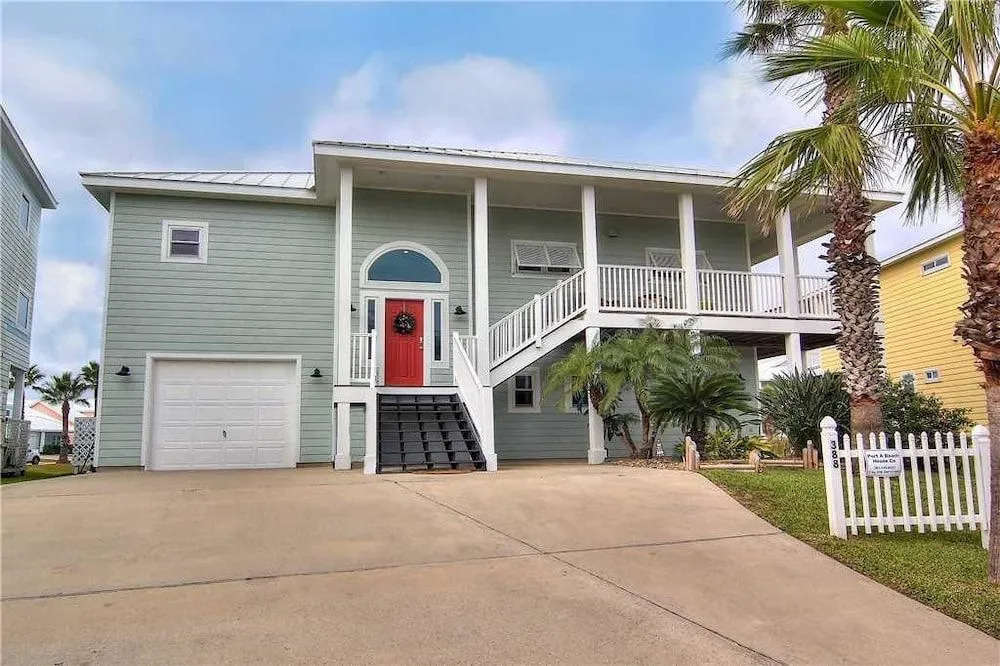 Aransas Palms - 4 Br home by RedAwning
