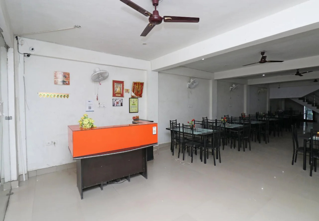 Anmol Plaza by OYO Rooms