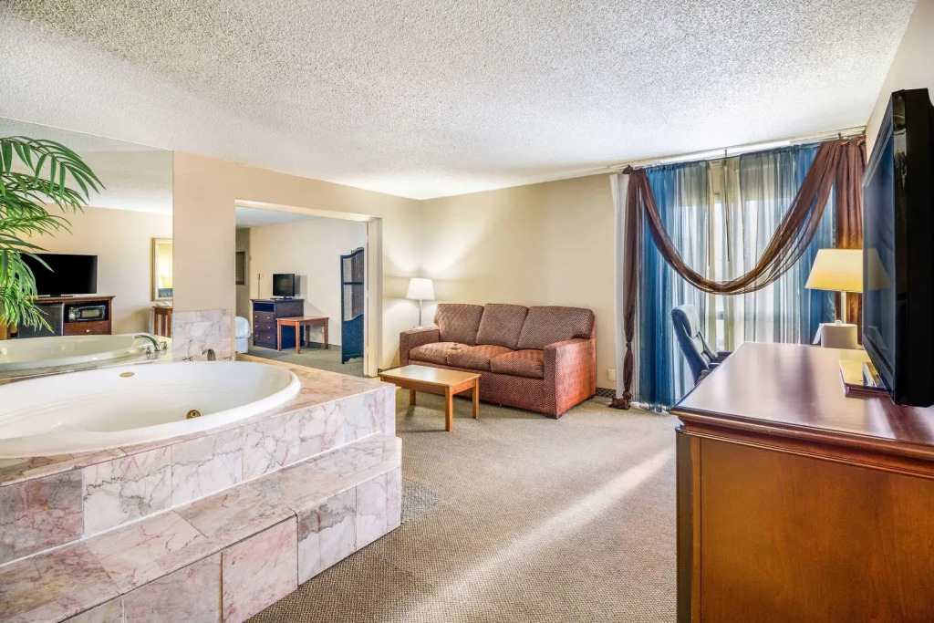 Riverside Hotel & Conference Center
