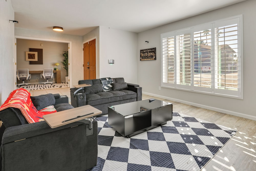 Luxury 5BR + Private Casita Theater Room + Pool