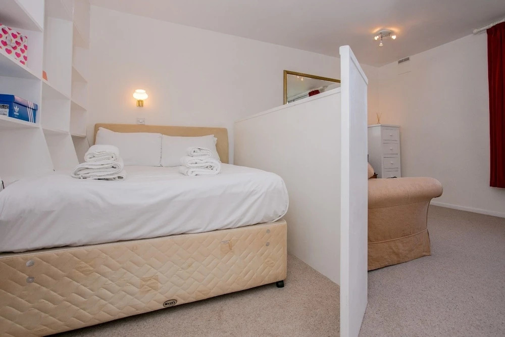 Studio Apartment in Putney With Balcony Sleeps 2