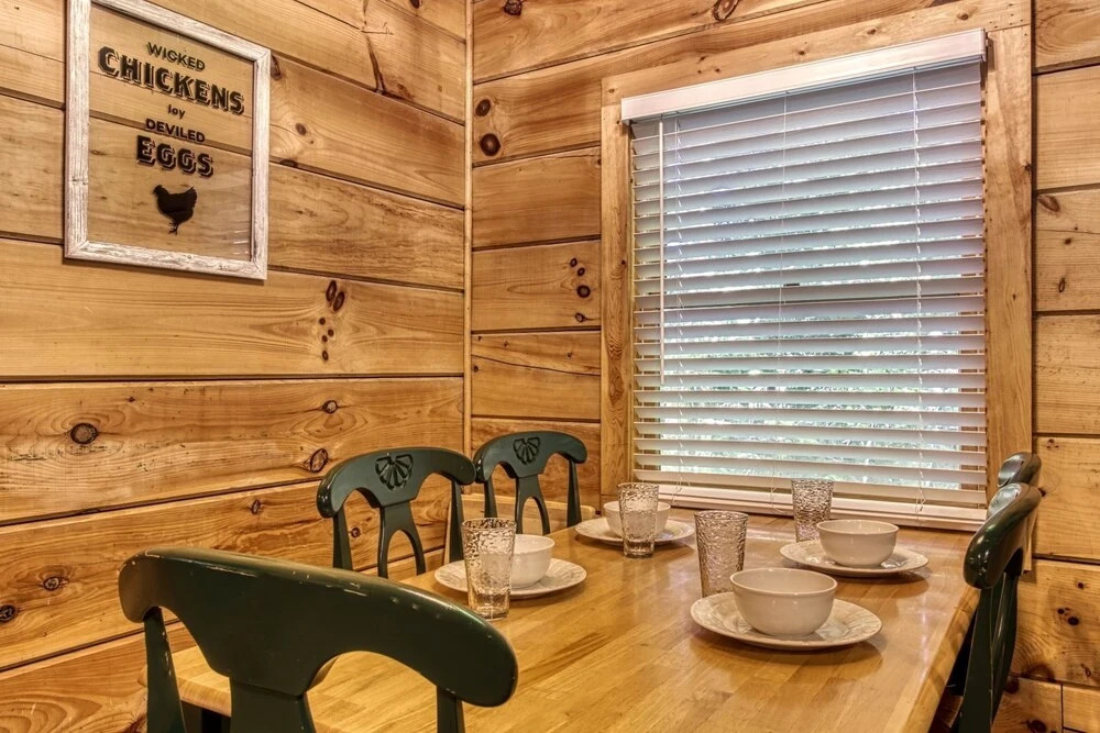 ER96 - Squirrels Leap - Great Location! Close to Town! cabin