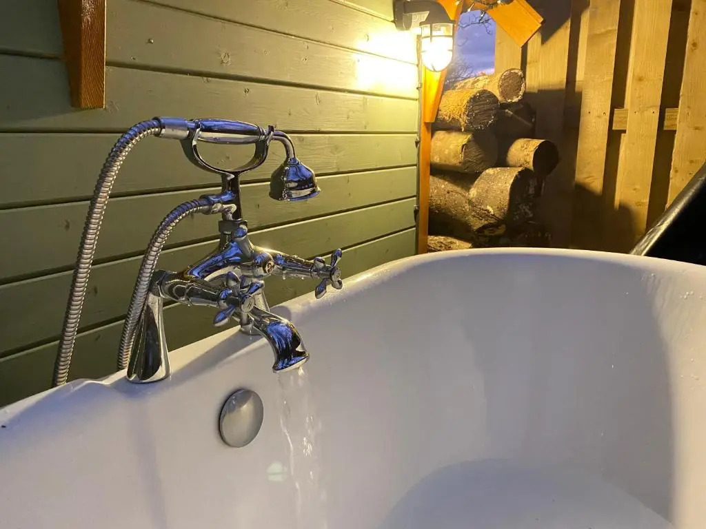 Hobbit Cabin for 2 - Outdoor Bath / Wood Burner