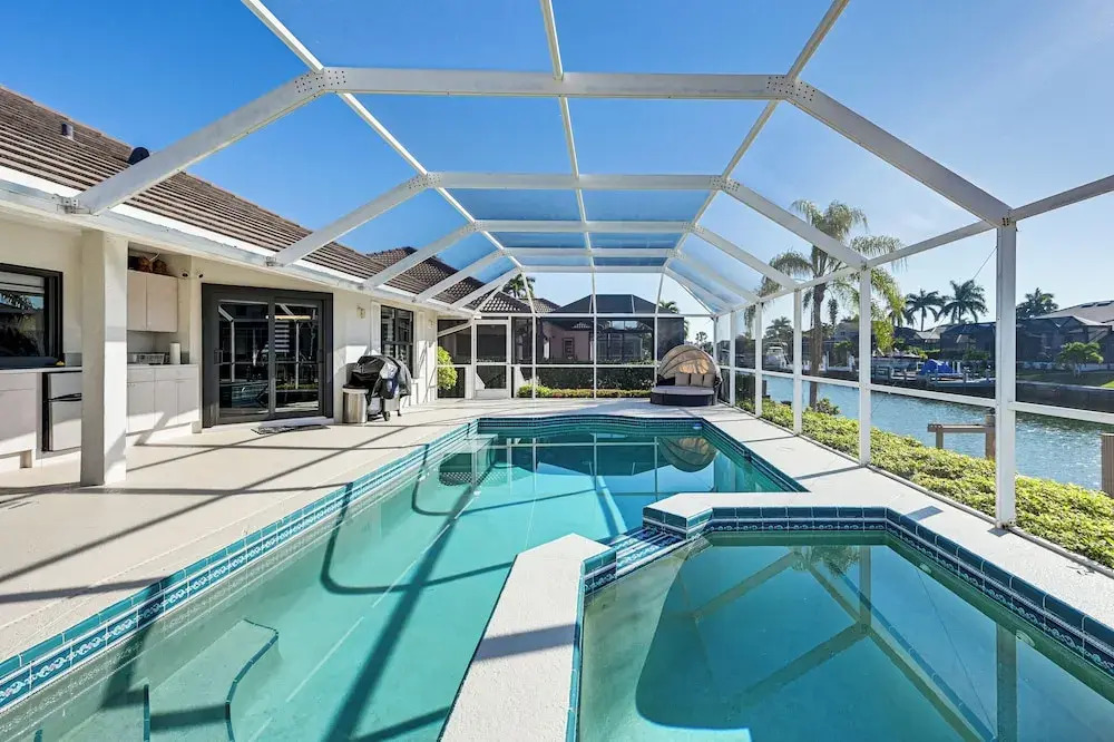 Canal-front Luxury Pool, Boat & Relax in Marco