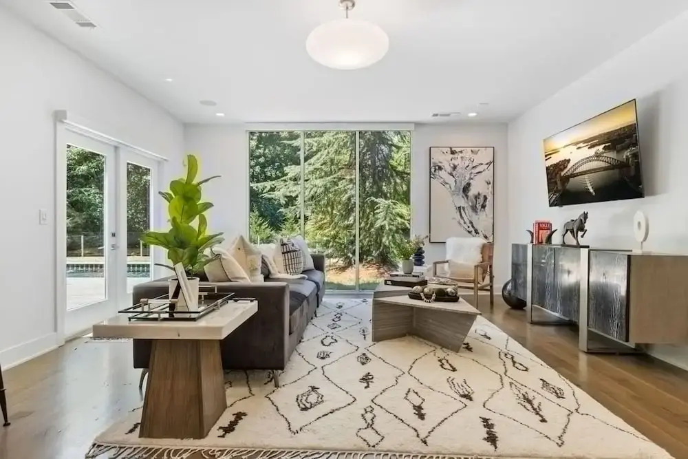 Luxe Modern 4 Bdrm 4 5bath w Private Pool Sleeps 8