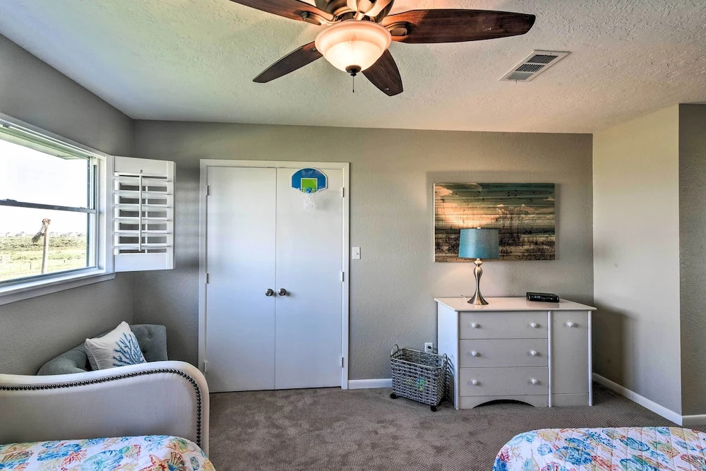 Ocean-View Kahala Beach Bliss Home in Galveston