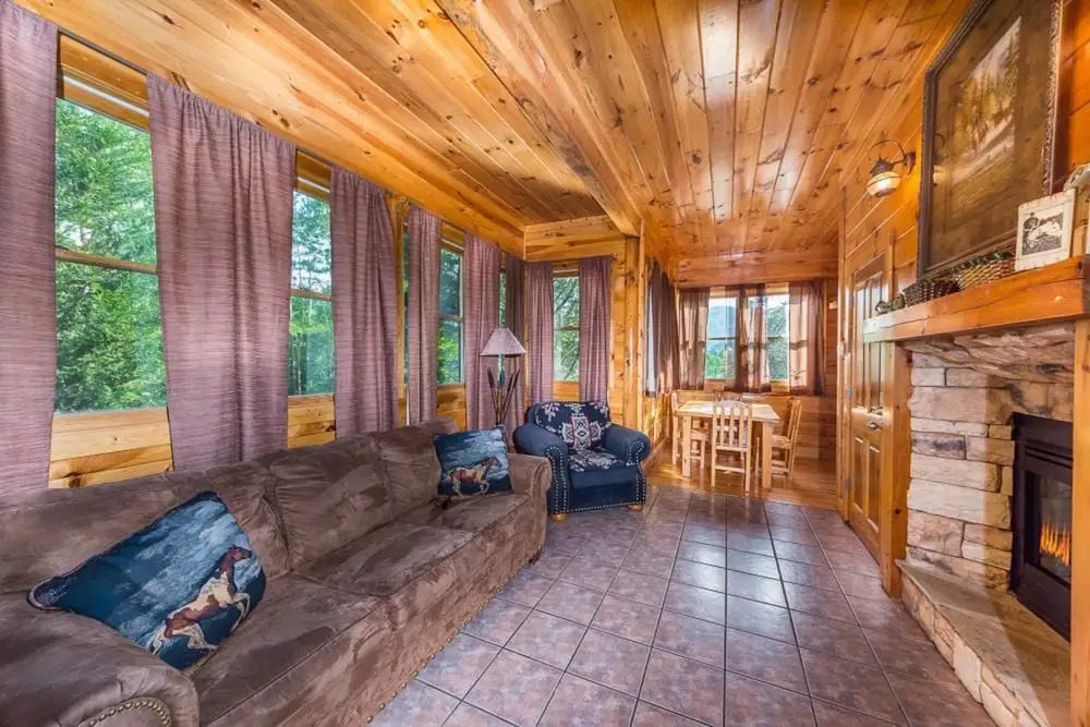 9 Bedroom Roscoe's Retreat by Hosteeva
