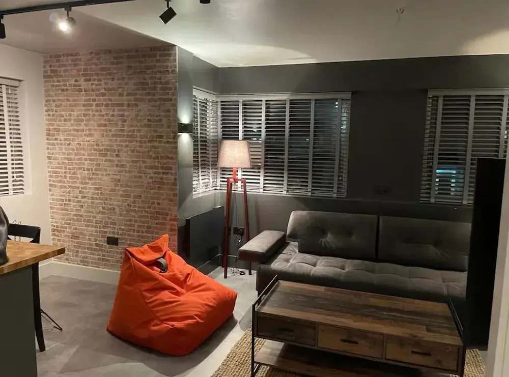 Apartment - Sleeps 4 - Parking - Near Station