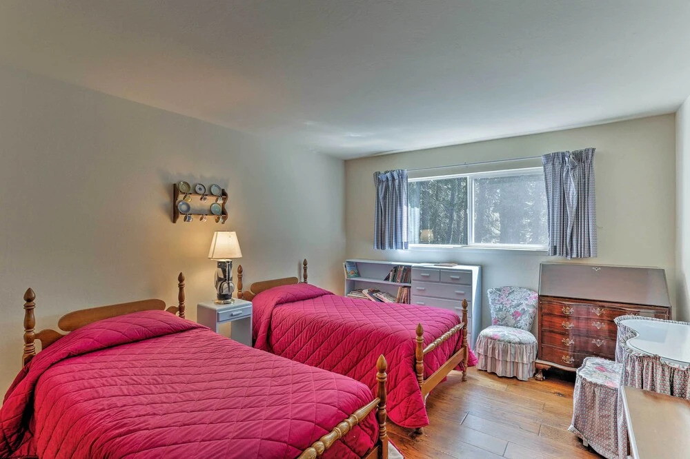 Lake Almanor Country Club Home w/ Views!