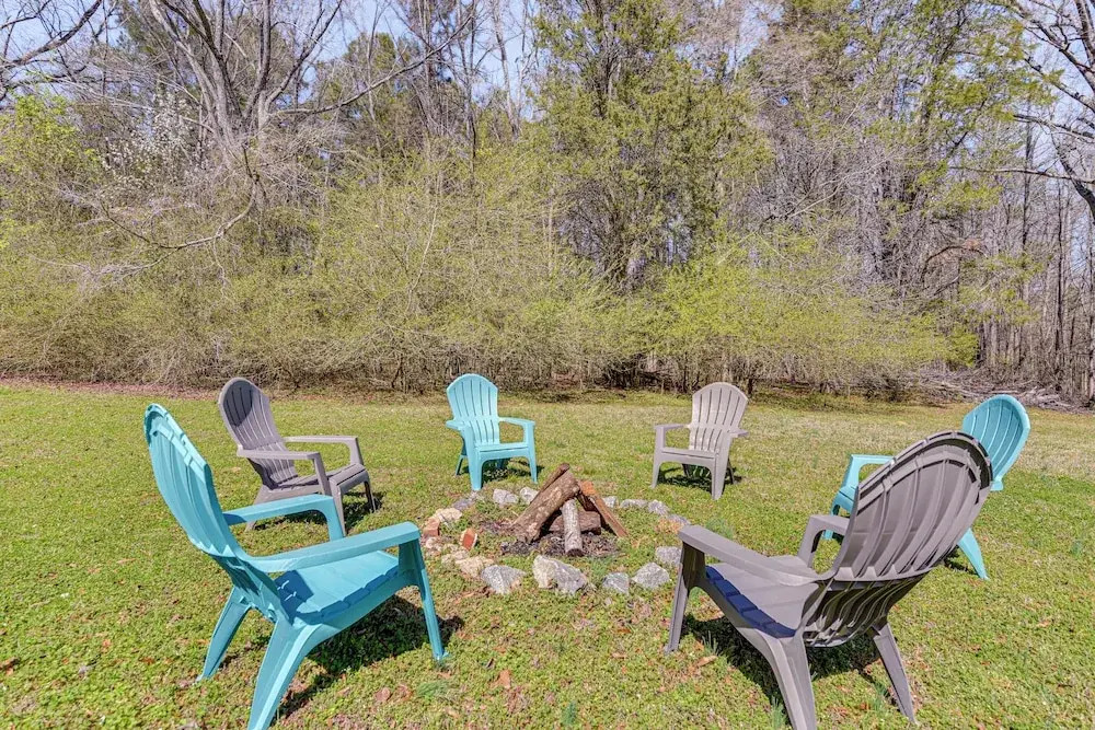 'the Farmhouse' in Fort Lawn w/ Fire Pit & Deck!