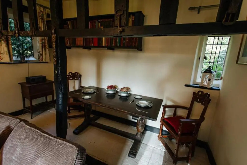 Elizabethan Manor House - Sleeps 2-4 - Parking