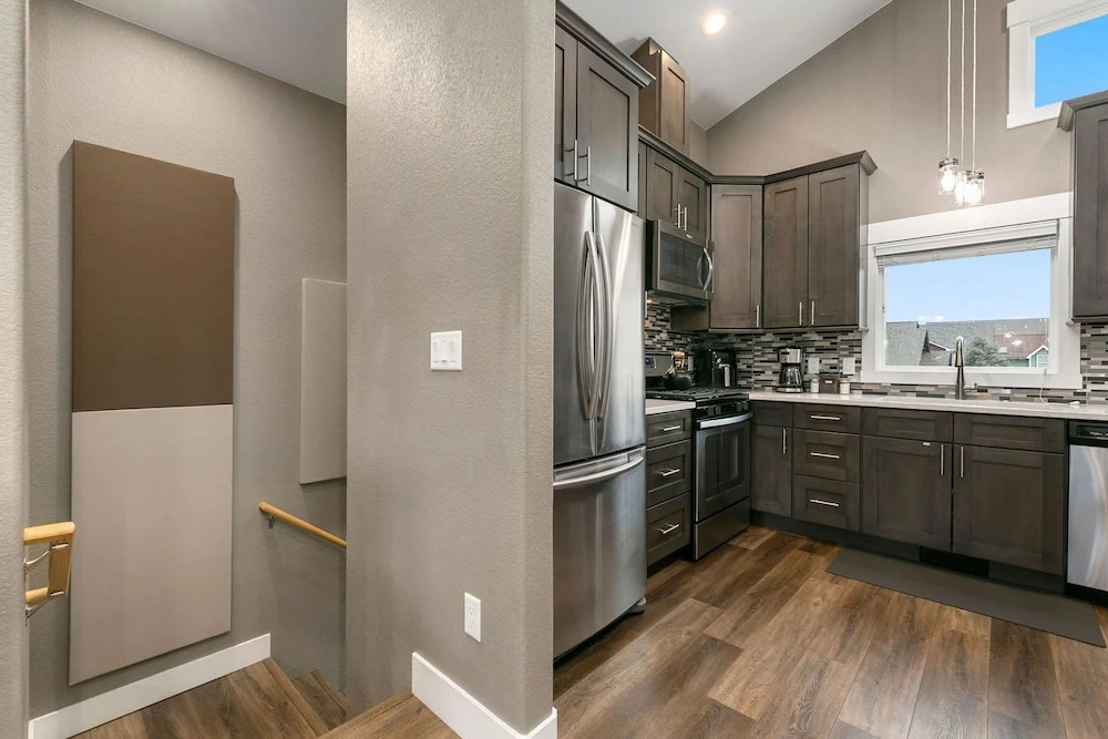 Luxury Living Walk to Poudre Trail and Old Town!