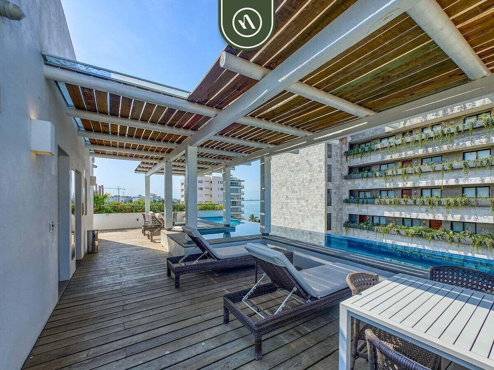 New 1 BR Condo - Oceanview Pool - 2 min to Beach