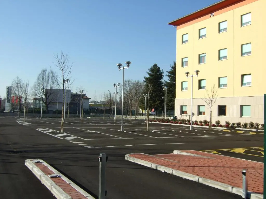 Ibis Como