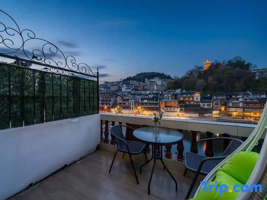 Stay at Maomao River View Homestay (Beimen Wharf Branch)