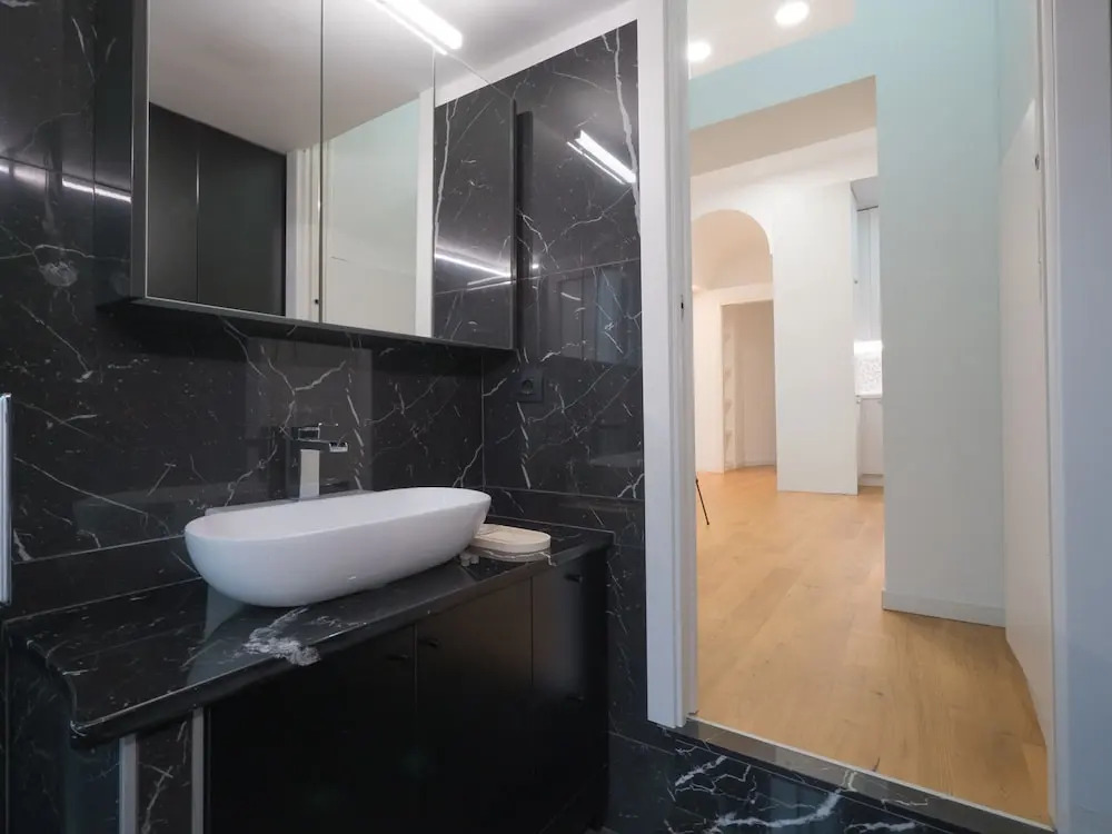 Farini - Charming One-bedroom Apartment in Isola Area