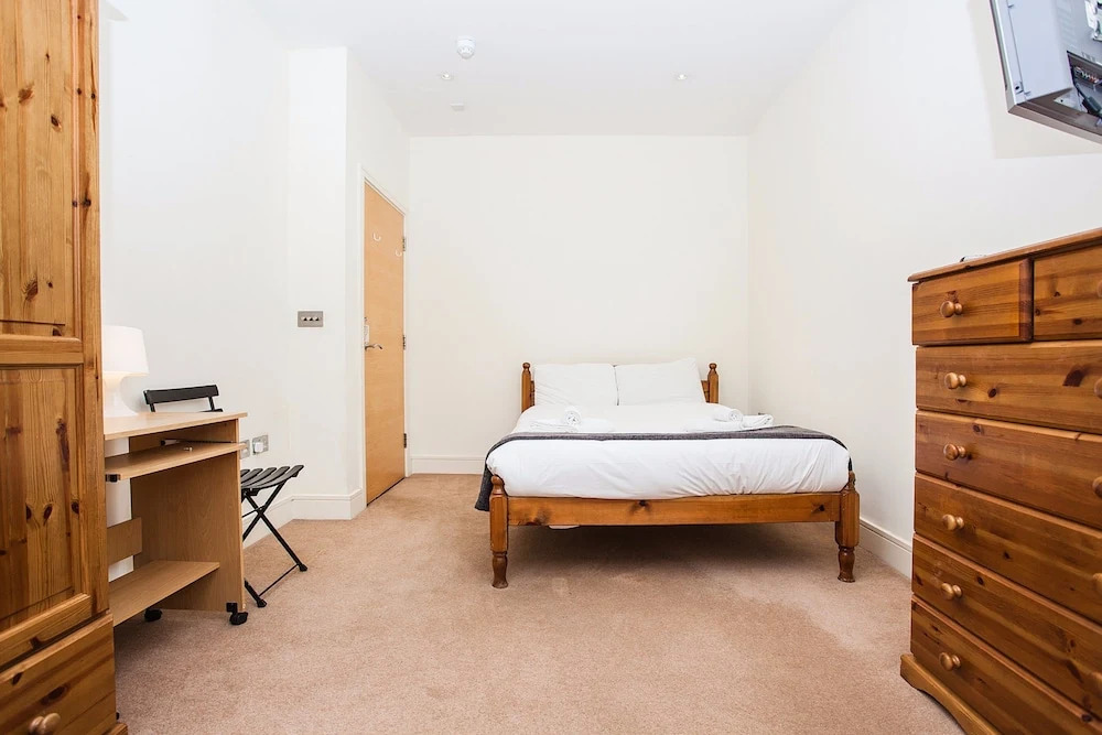 Modern & Spacious Home on Old Kent Road