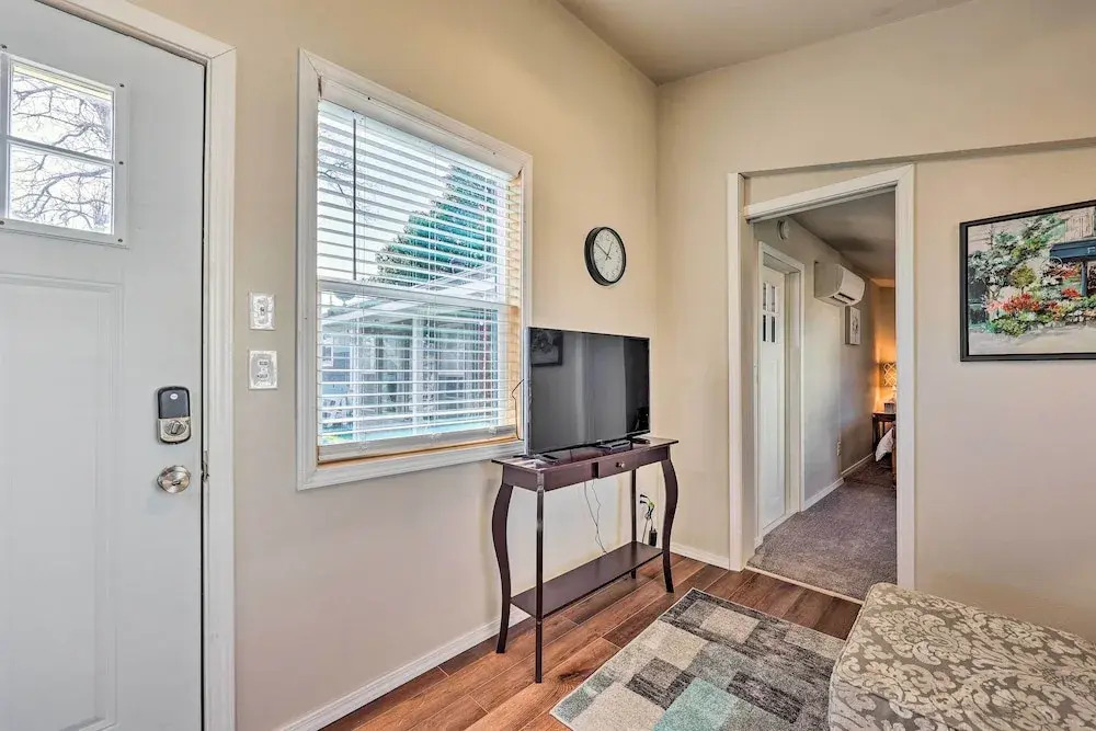 1 Mi to Dtwn Rogers: Convenient Getaway w/ Patio