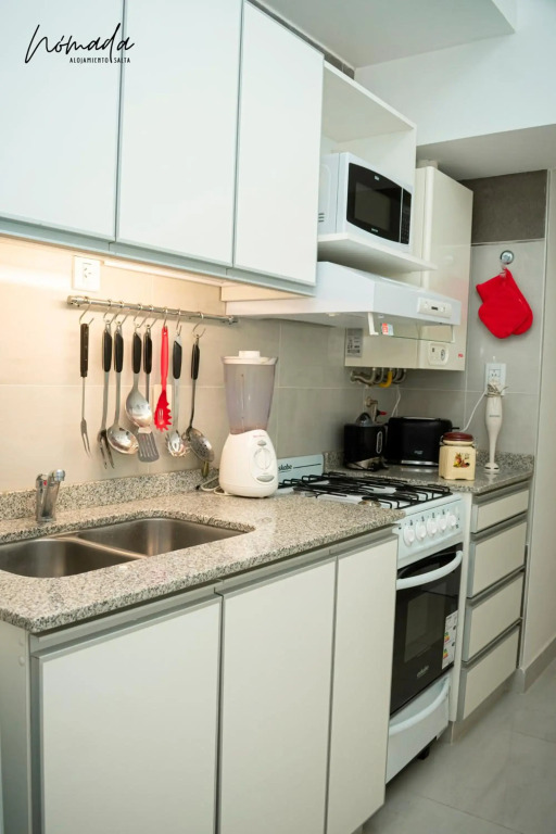 Departamento en calle principal, cómodo, hasta 4.