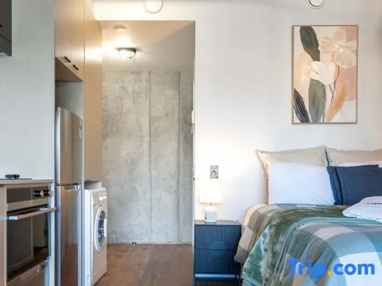 Cozy Studio - Private Balcony, Bath and Tub