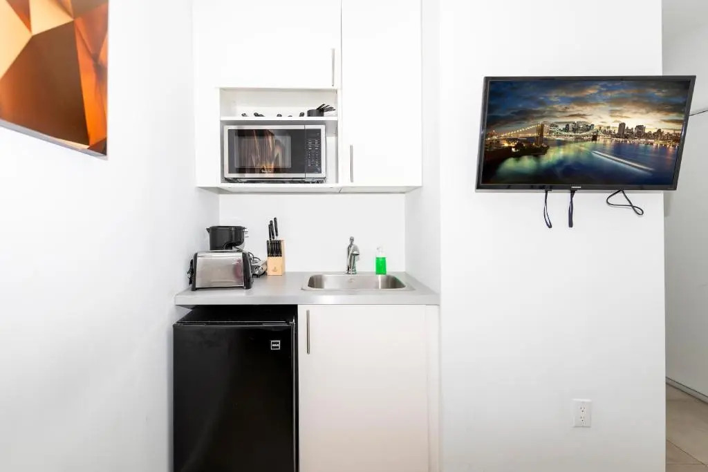 Baybreeze Apartments by Lowkl