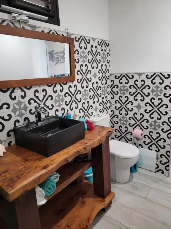 Bel appartement privé, magnifique vue sur la mer des Caraibes et jardin clos, WiFi, à 2mn de la plage