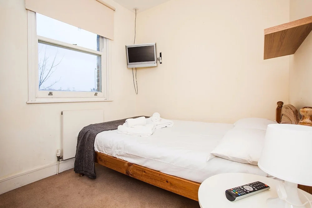 Modern & Spacious Home on Old Kent Road