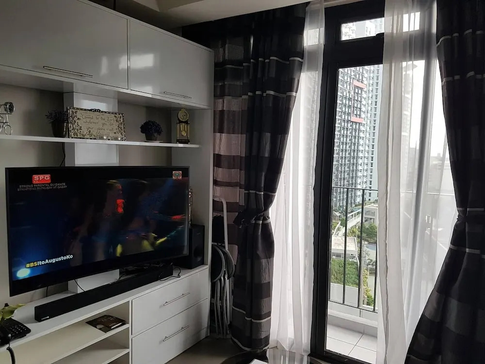 Araneta Cubao No Brown Outs 1BR Furnished Condo With Balcony Free Wifi Netflix
