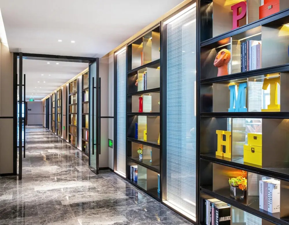 Hampton by Hilton Zhangjiajie Tianmen Mountain -Situated opposite the Tianmen Mountain Cable Car Station -Provide free airport shuttle service - English-speaking customer service