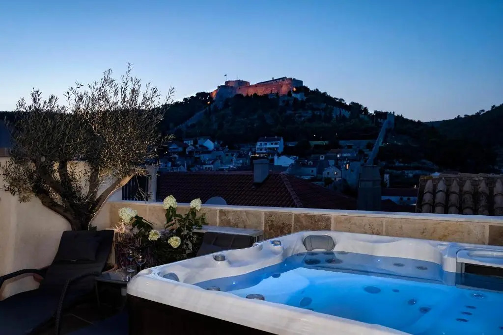 Luxury Palazzo v. Pelsocz Hvar Town