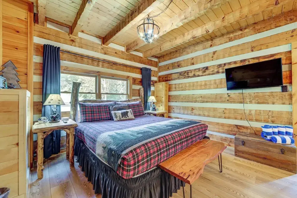 Mins to Dollywood: Boujee Bear Cabin w/ Hot Tub