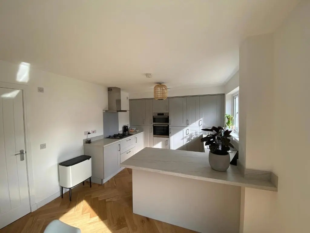 Luxury 4 bed detached 3 beds