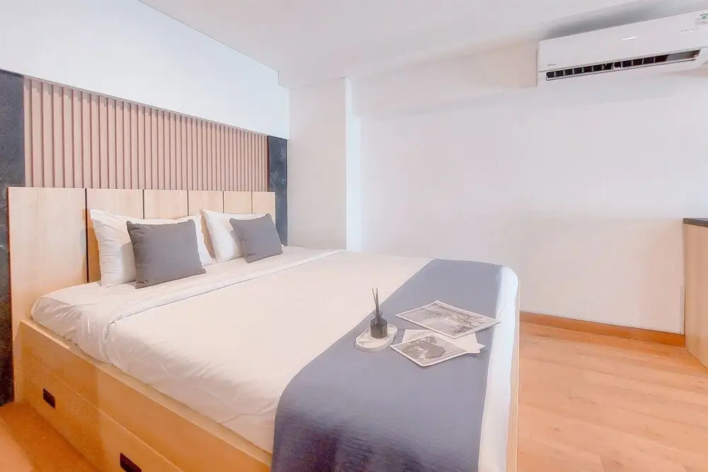 Spacious and Comfort Studio Loft at Kingland Avenue Apartment