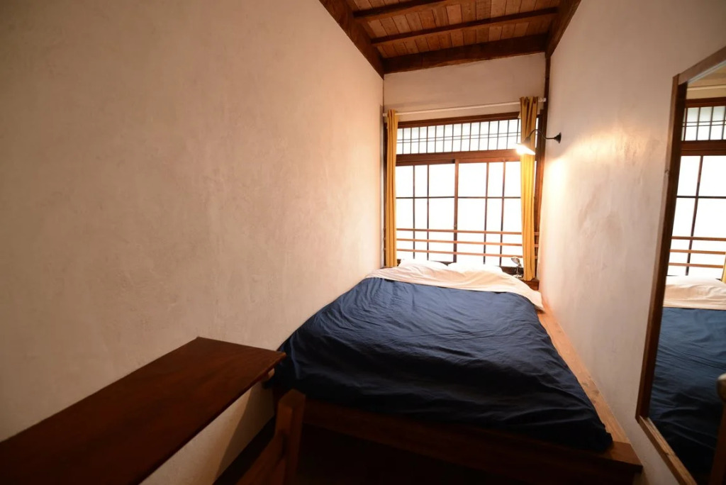Taketa station hostel cue