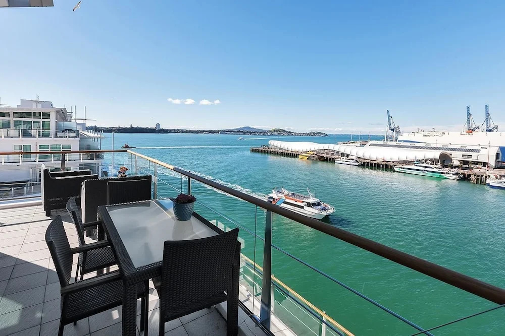QV Spacious Waterfront Apartment - 748