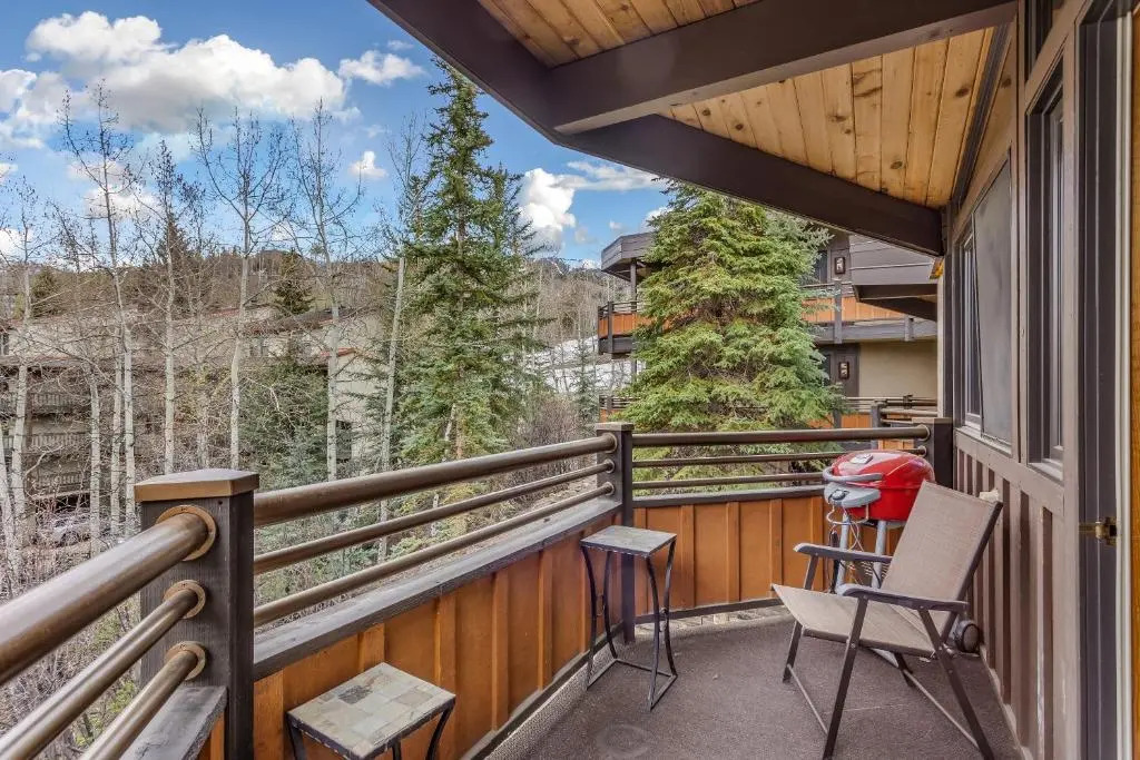 Laurelwood Condominiums Studio Premier Unit 309