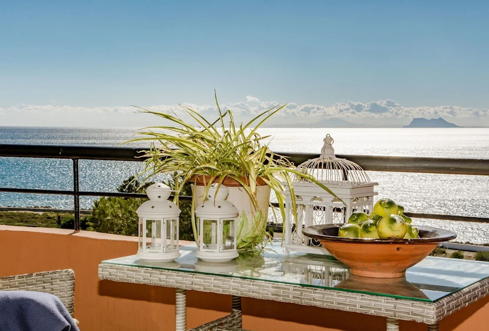 CP- Modern 3 bedroom apt frontline beach