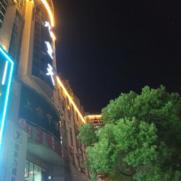 Jiuchongtian Hotel (Central Square Pedestrian Street)