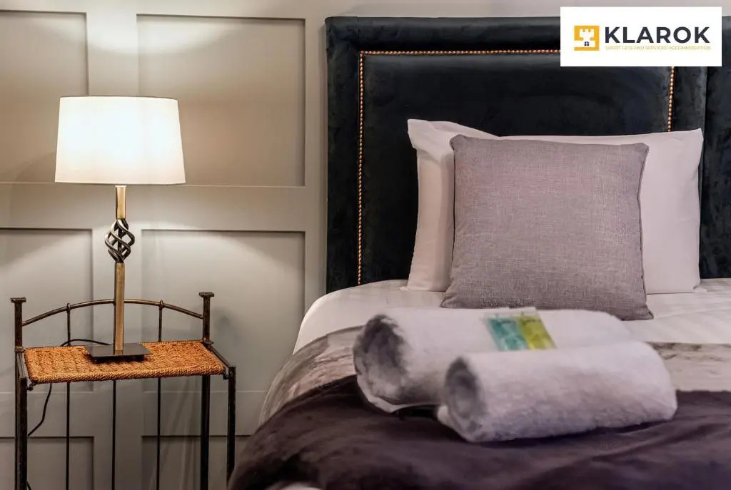LONG STAYS 25pct OFF - Spacious 3 Bed with Parking & Keyless Access By Klarok Short Lets & Serviced Accommodation
