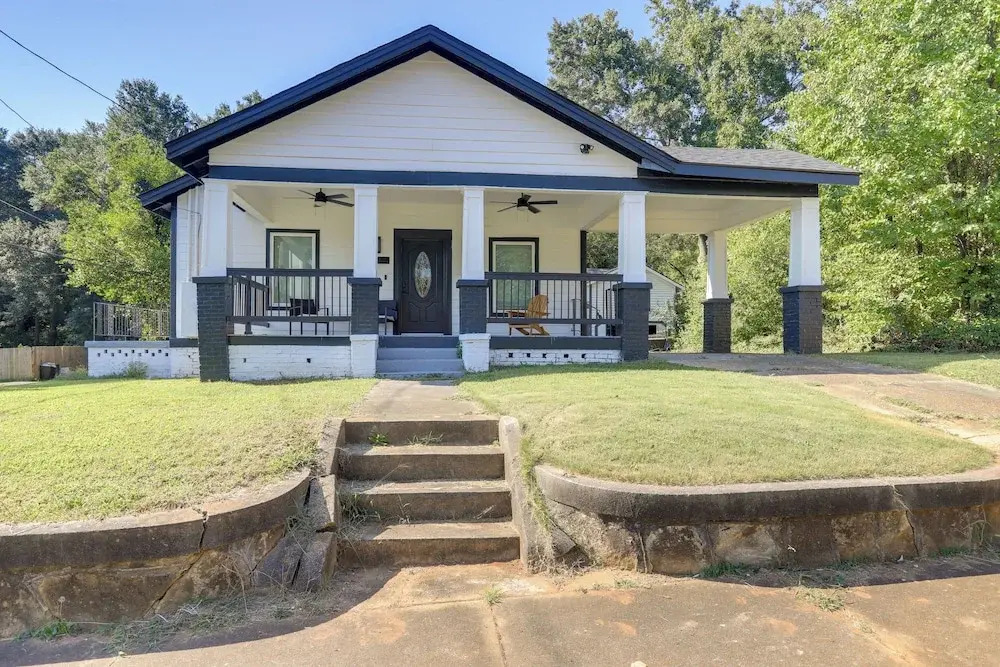 9 Mi to Dtwn Atl: Pet-friendly Apt w/ Yard