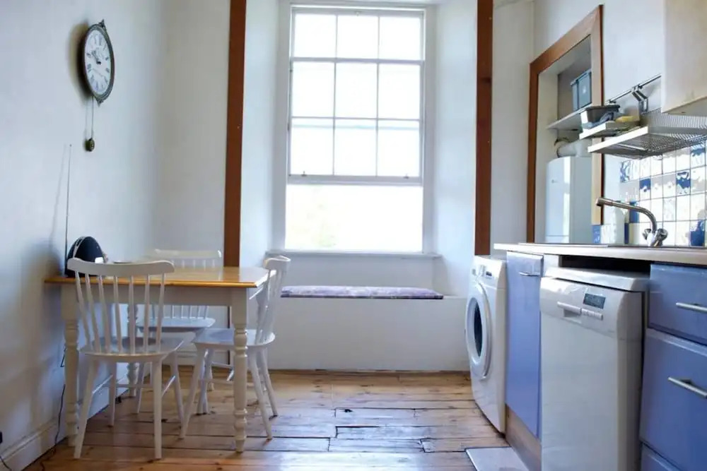 2 Bedroom Central Home With King Beds Sleeps 4