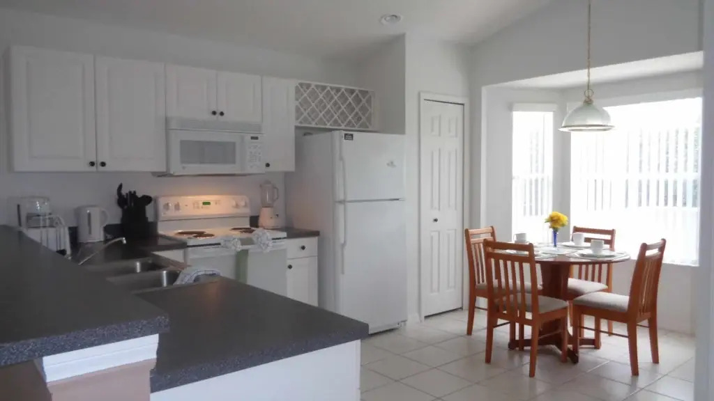 Delightful 4 Bed Pool Home with games room, Davenport, US